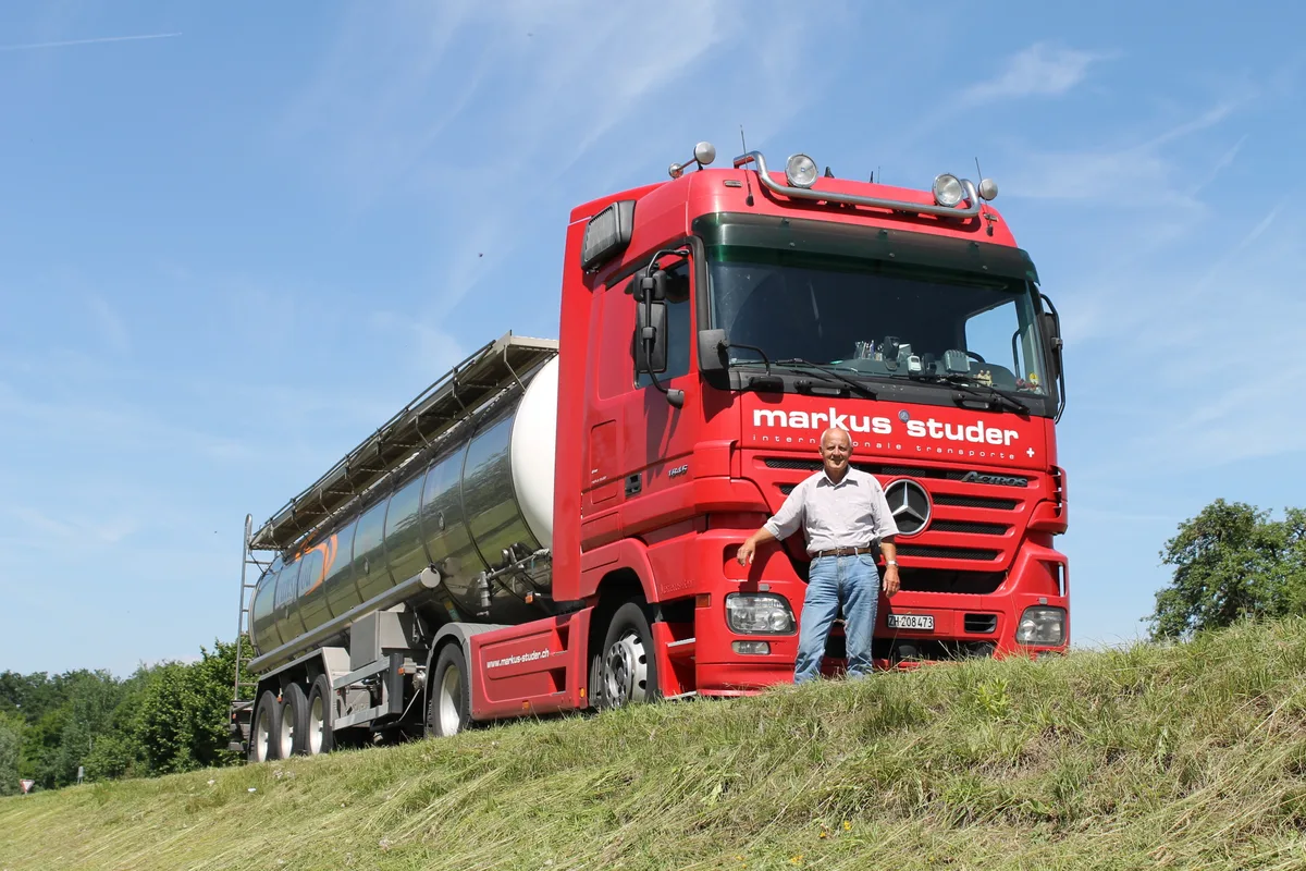 Ein Mann bei der Arbeit an seinem Truck. Es ist der Dübendorfer Markus Studer.